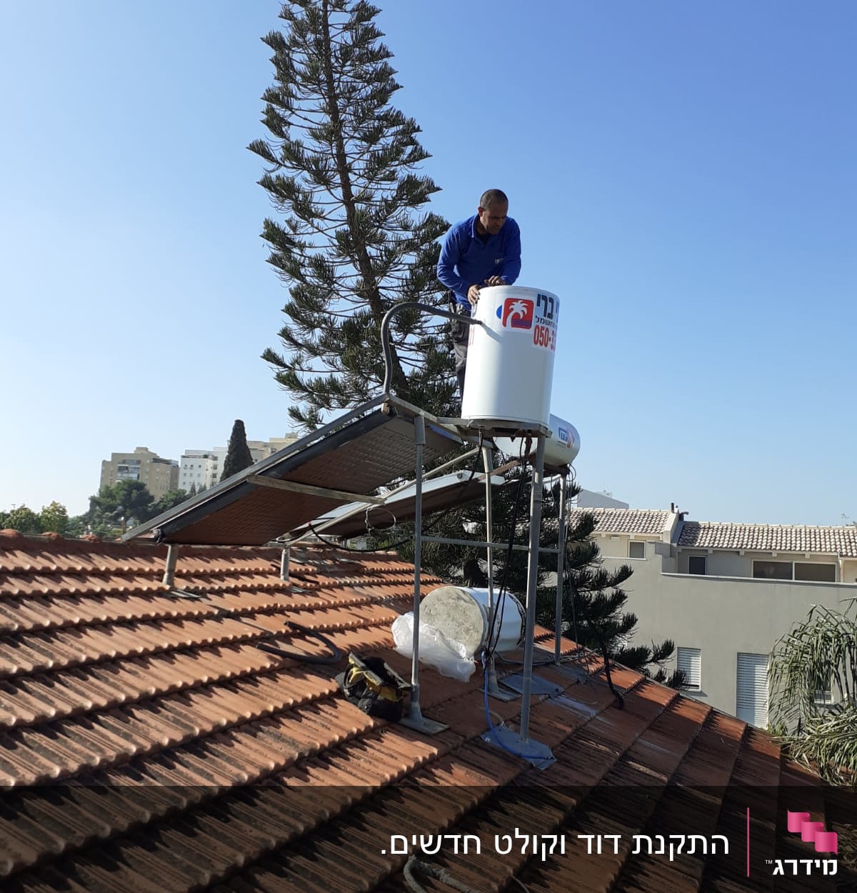 אדם מתקין דוד שמש על גג רעפים אדום